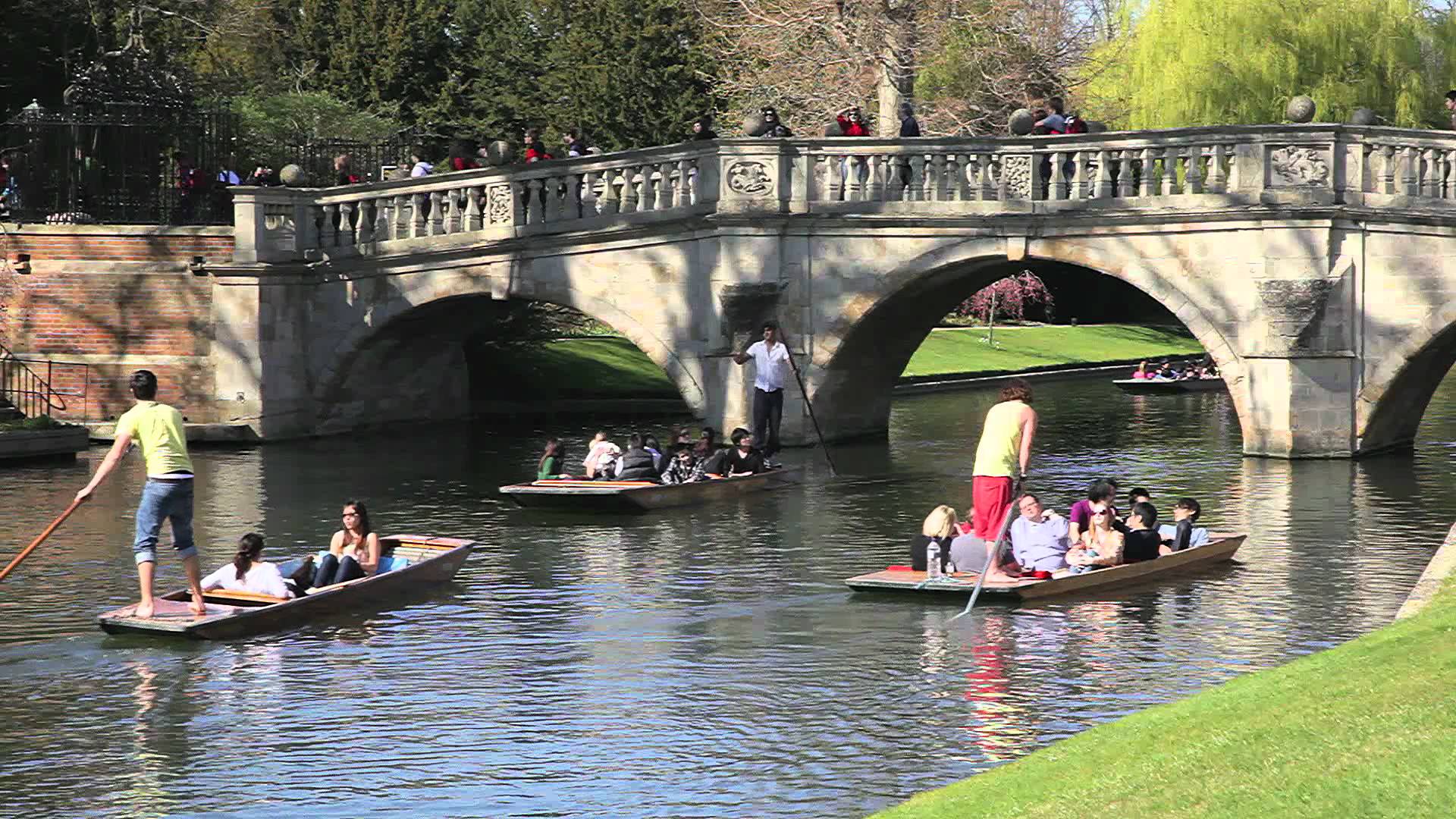 סירות על הנהר עוברות מתחת לגשר